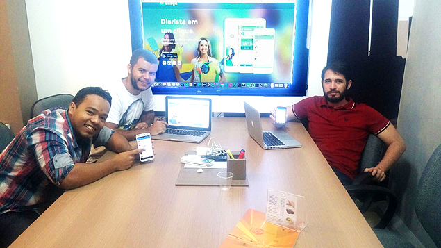 A equipe que criou o aplicativo Diinga, de diaristas: Daniel Laurindo ( esq.), 26, co-fundador, Joel Barbosa (centro), 28, CEO, e Junior Bezerra, 26, co-fundador