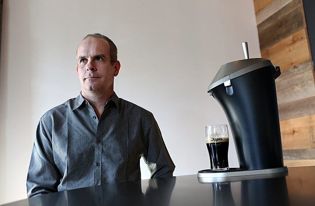 David McDonald, cofundador da Fizzics, usou financiamento coletivo para criar máquina de cerveja