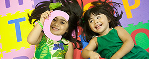 As irms Catarina, 4, e Helena Duboc, 2, na escola de ingls - Raquel Cunha/Folhapress