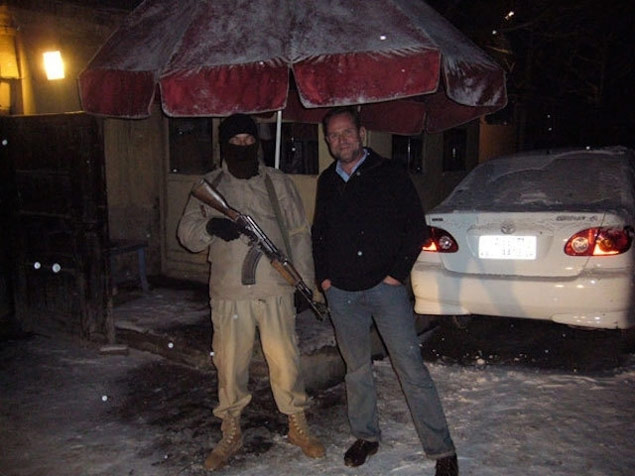 Marc Victor ( direita) em frente ao L'Atmosphere, em Cabul, onde vender bebida  proibido