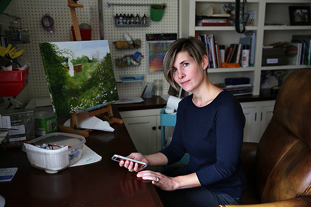  Lisa Libretto, a 44-year-old stay-at-home mother and artist who uses ShopAdvisor, a new shopping app, on her phone, at home in Ridgefield, Conn., Dec. 28, 2015. Technology can filter shoppers' preferences and let retailers send personalized alerts about discounts and sales to those who have downloaded the store's mobile app. 