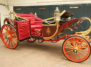 William e Kate sero levados da abadia de Westminster para Palcio de Buckingham em uma carruagem State Landau, construda em 1902