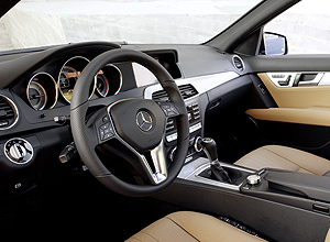 Mercedes Classe C 2012 recebeu retoques no visual