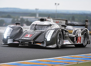 O alemo Mike Rockenfeller em seu Audi R8, nas 24 horas de Le Mans