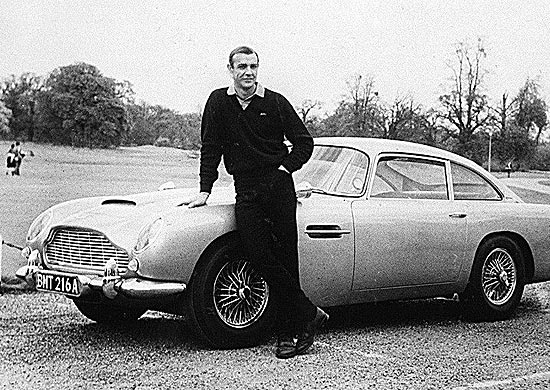 Sean Connery com o automóvel Aston Martin DB5 utilizado no filme "007 contra Goldfinger"