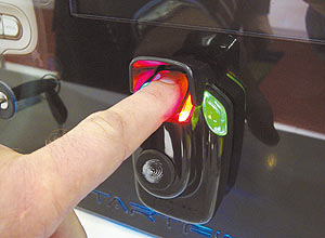 Leitor a laser instalado no painel reconhece a digital