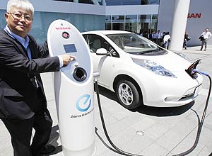 Hidetoshi Kadota, chefe de engenharia da Nissan, mostra como funciona recarga com energia solar