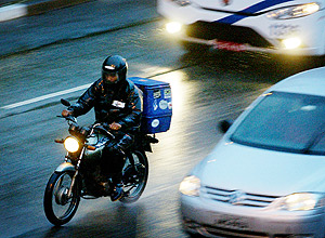 SAO PAULO - 22 MAIO - Motoboys andam no corredor entre os carros na Av 23 de Maio, em Sao Paulo, em 22 de maio de 2006. (Foto: Leonardo Wen/Folha Imagem, registro: SP04779-2006, COTIDIANO)