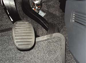 Ao enrroscar no acelerador, tapete pode manter veculo acelerado e provocar acidente