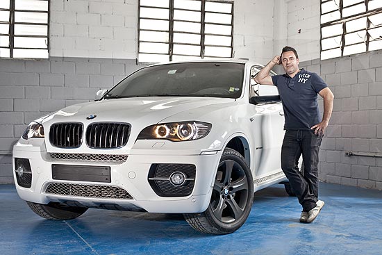 O empresrio Adriano Amaral e seu BMW X6, que tem 4,87 m de comprimento e 1,98 m de largura