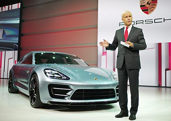 O presidente da Porsche Matthias Mller ao lado do mais novo modelo da marca alem
