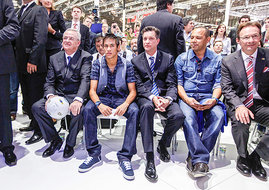 O jogador Neymar entre o presidente mundial do grupo VW, Martin Winterkorn ( esq.), e o presidente da VW Brasil, Thomas Schmall