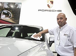 Porsche 'importou' da Alemanha sua equipe de flanelinhas para cuidar do seus carros no salo