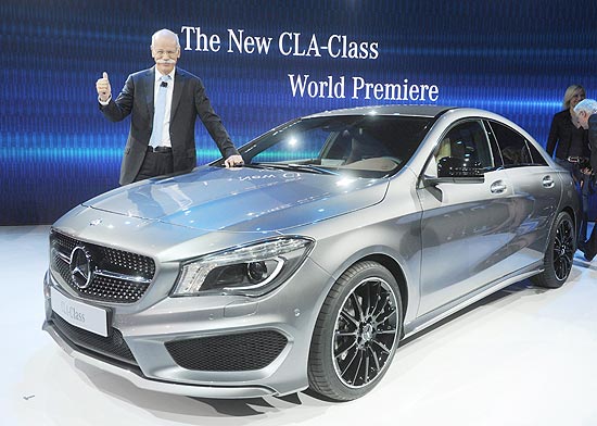 O presidente mundial da Mercedes, Dieter Zetsche, apresenta do novo Mercedes CLA em Detroit