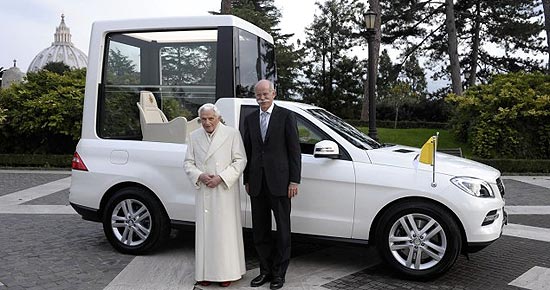 O papa Bento 16 e o CEO da Mercedes, Dieter Zetsche, na entrega do novo papamvel, em dezembro