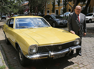 Artur Vidal com seu premiado Maverick amarelo no bairro Moema