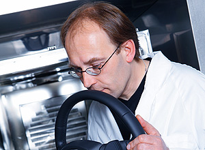 Especialistas em odores avaliam o cheiro de cada componente interno do veculo; combinao dos aromas  feita para agradar ao pblico-alvo do carro