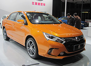 O hbrido BYD Qin traz desenho parecido com o do conceito Toyota Corolla Furia (abaixo), que foi apresentado em janeiro