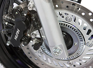 Detalhe de freio ABS da moto Honda CBR 300