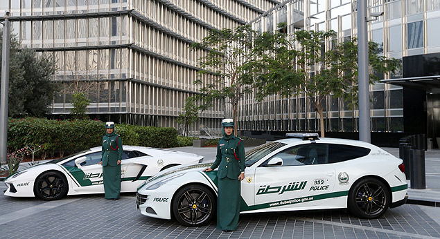 Ferrari FF ( dir.) e Lamborghini Aventador esto sendo usados como viaturas pela polcia de Dubai (EAU)