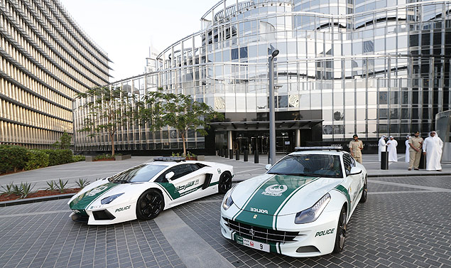 Ferrari FF ( dir.) e Lamborghini Aventador esto sendo usados como viaturas pela polcia de Dubai (EAU)