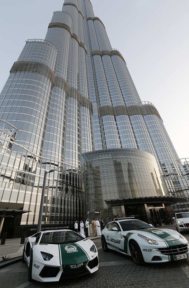 Lamborghini Aventador ( esq.) e Ferrari FF da polcia de Dubai em frente ao Burj Khalifa