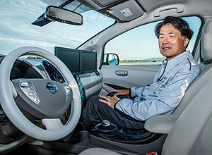 Mitsuhiko Yamashita, da Nissan, a bordo de veculo que dispensa motorista