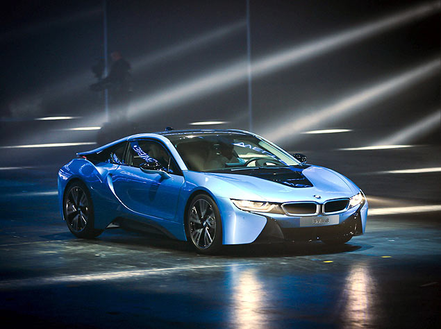 BMW apresenta a verso de produo do cup esportivo hbrido i8
