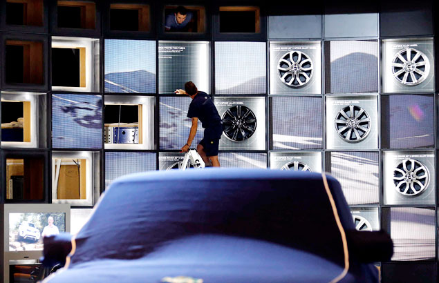 Montador ajusta os ltimos detalhes do estande da Land Rover, momentos antes da apresentao da marca no Salo de Frankfurt