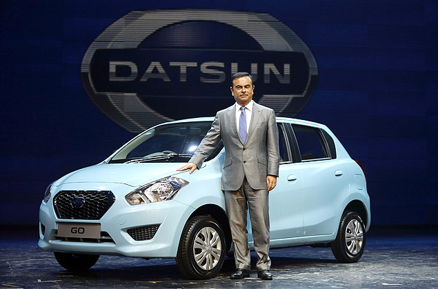 CEO da aliana Renault-Nissan em frente ao Go, carro da marca Datsun, que pertence ao grupo; modelo custaria cerca de 25% a menos que um March (R$ 27,7 mil) 