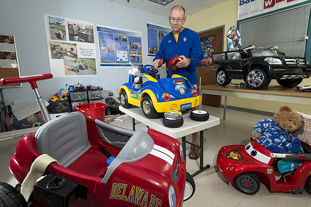 Cole Galloway na oficina em que constrói carrinhos para bebês que não podem andar 