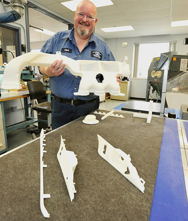 Engenheiro da Ford mostra peas plsticas feitas em impressora 3D