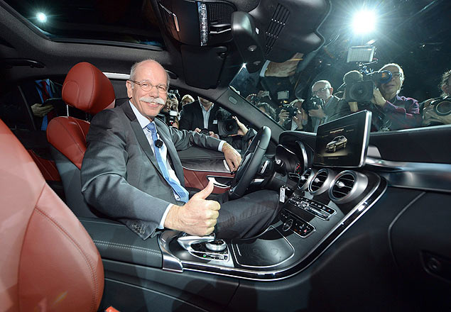 O presidente mundial da Mercedes, Dieter Zetsche, dentro da nova cabine do Classe C