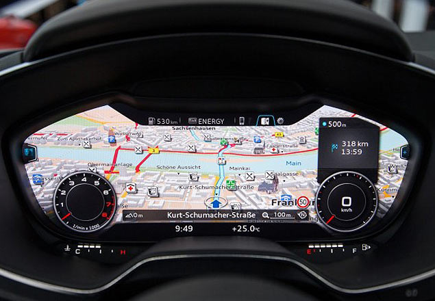 Detalhe do mostrador no modo de visualizao "GPS", com o mapa em primeiro plano e o velocmetro e o conta-giros nas laterais 