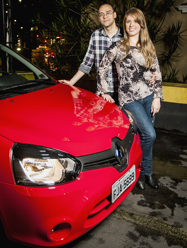o casal Ricardo Barreiros e Barbara Menezes optou por um Renault Clio, que oferece três anos de garantia de fábrica 