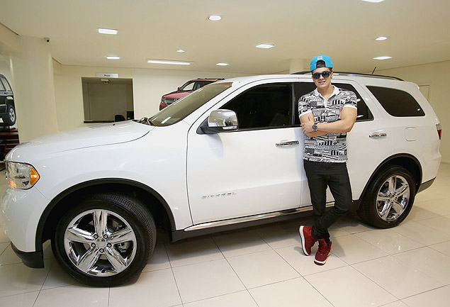 F de carros branco, o cantor Luan Santana posa ao lado de seu utilitrio esportivo