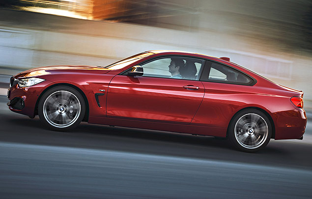 Carro esporte gran turismo vermelho bmw 4 series estacionado em