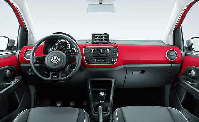 Interior da verso Red do VW Up! tem acabamento na cor da carroceria
