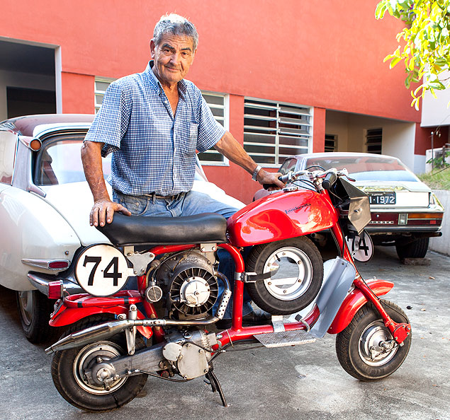 Leandro Rodrigues, 79, e sua Lambretta com motor rotativo; ao fundo, os Citron DS ( esq.) e SM