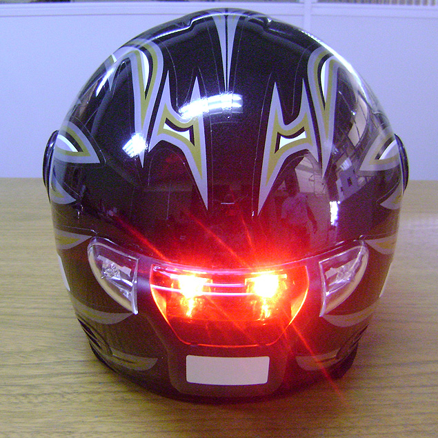 O capacete com "brake light" custa R$ 300 e no  item obrigatrio