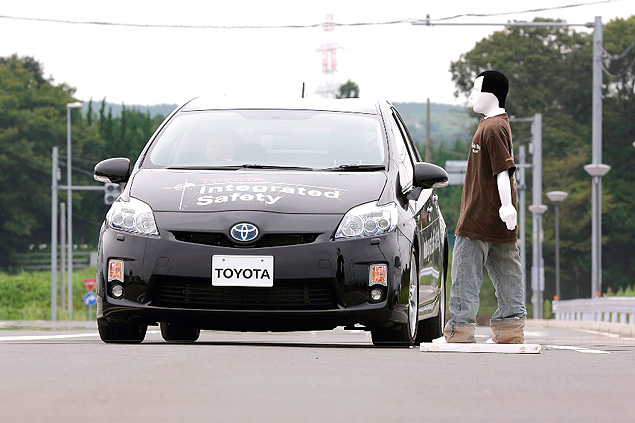 Toyota desenvolve sistema que faz o carro desviar sozinho de um pedestre em caso de coliso iminente 