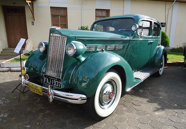 Packard 1937: Cap longo e pneus com lateral branca eram caractersticos na poca