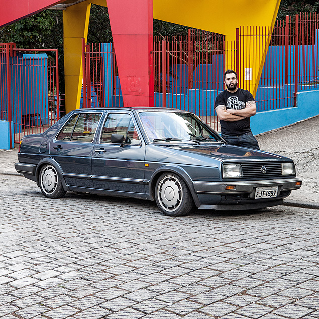 O comerciante Flvio Gagliardi, 33, fantico por veculos da Volkswagen, e o seu Jetta 1987