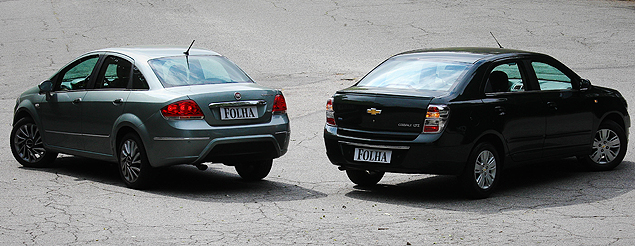 Fiat Linea ( esq.) oferece desempenho superior, mas Chevrolet Cobalt trata melhor os ocupantes