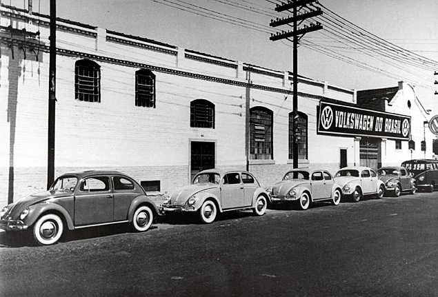 Fuscas montados no fim da dcada de 1950; no incio da produo nacional, ainda com peas importadas, VW tinha somente 12 funcionrios
