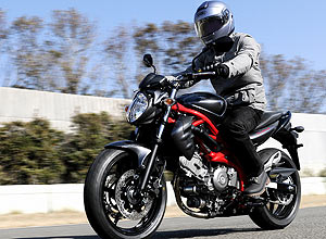 Divulgação Suzuki Gladius é versátil, mas não traz freio com ABS