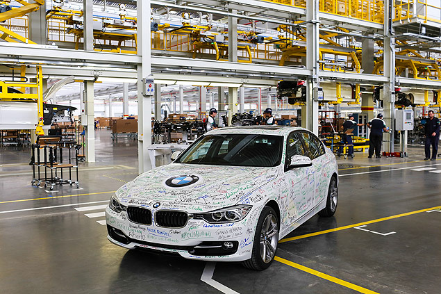Primeiro carro produzido na fbrica da BMW em Araquari (SC), BMW Srie 3 teve a carroceria assinada por funcionrios