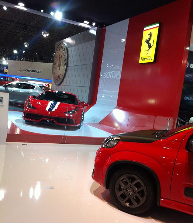 Ferrari 458 Speciale e o popular Uno dividem espao no estando da Fiat