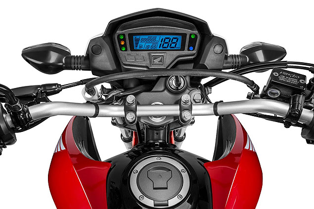Painel digital da Honda NXR Bros 160 2015 traz uma pequena cobertura que, segunda a Honda, melhora a visualizao dos instrumentos