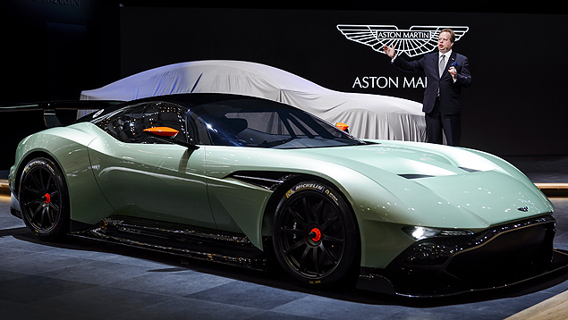 CEO da Aston Martin, Andy Palmer revela o esportivo Vulcan em Genebra